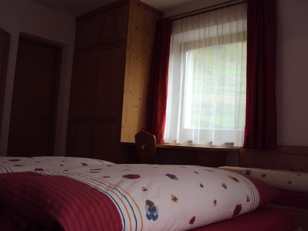 Haus Fliri Hotel Curon Venosta Room photo