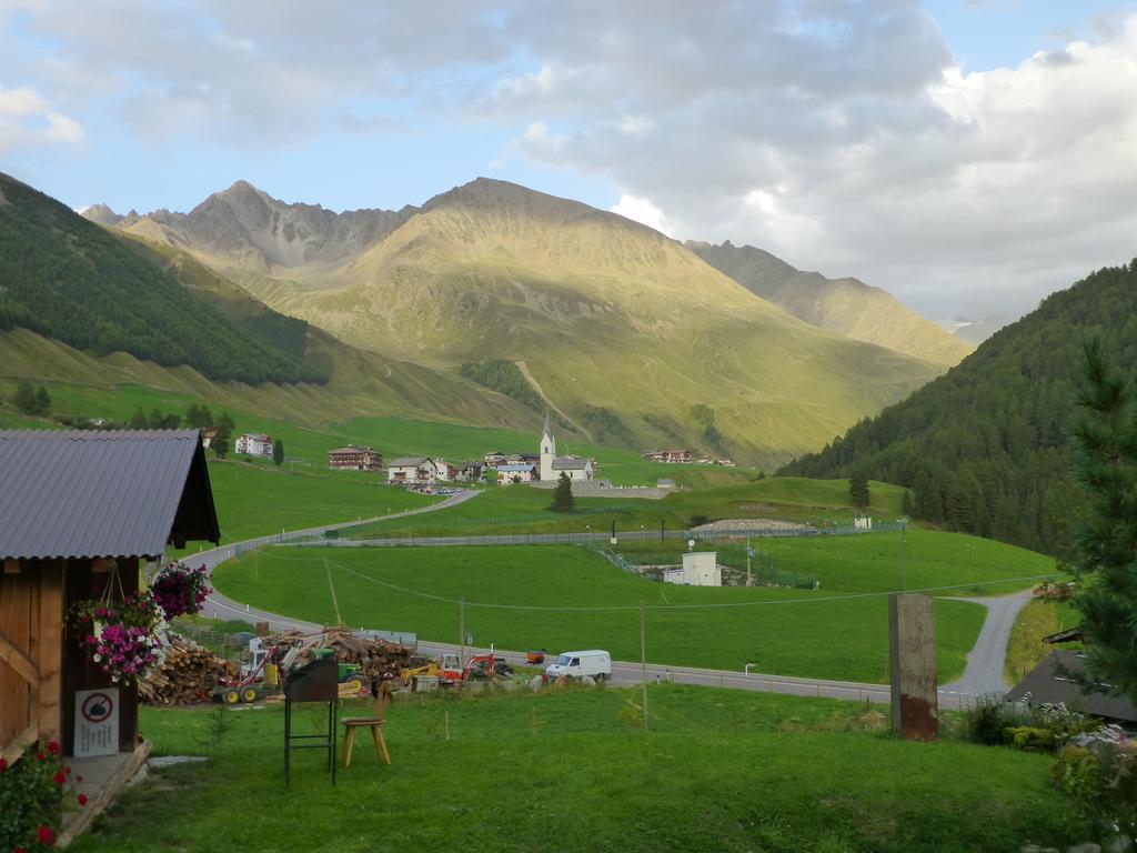 Haus Fliri Hotel Curon Venosta Exterior photo