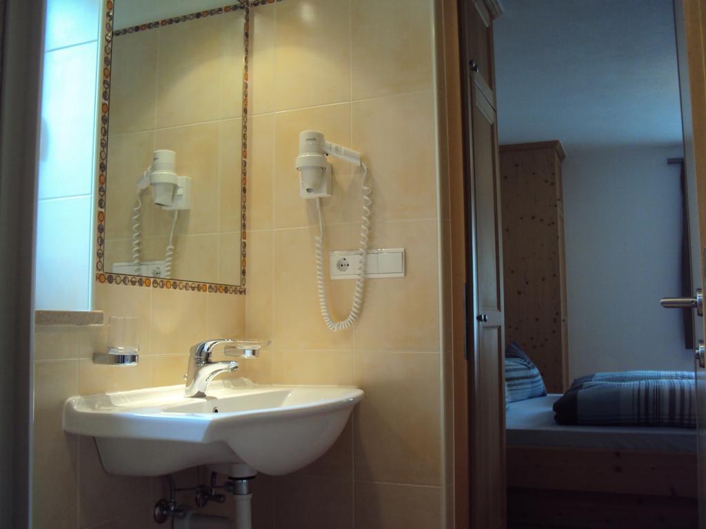 Haus Fliri Hotel Curon Venosta Room photo